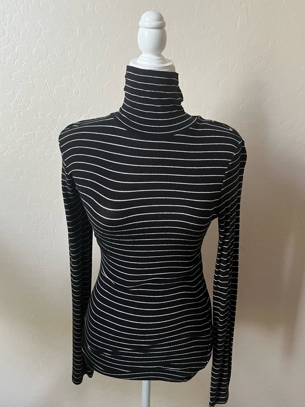 Mossimo Black & White Striped T-Neck size S